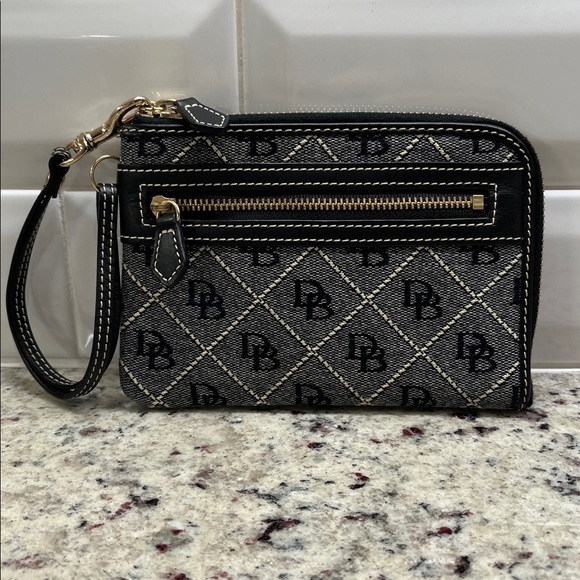 Dooney & Bourke Handbags - Dooney & Bourke Black Wristlet Card Holder EUC
